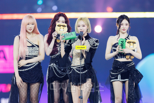30일 인천 인스파이어 아레나에서 카카오뱅크 후원으로 열린 '2024 MMA'에서 '올해의 아티스트' 상을 받은 에스파의 윈터가 수상소감을 말하고 있다. 카카오엔터 제공